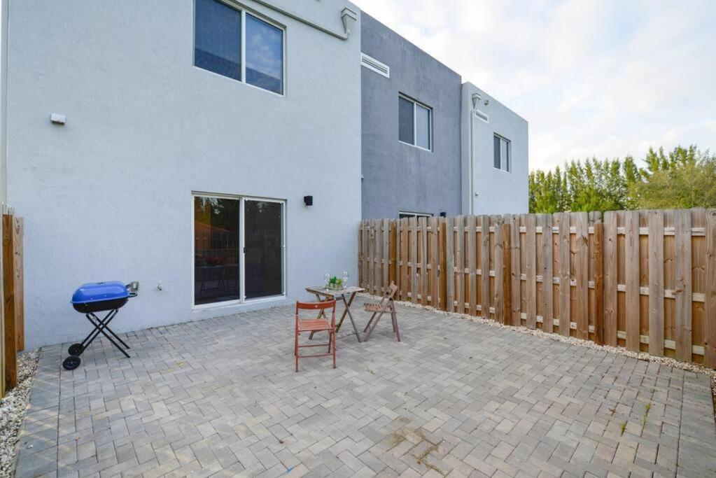 Вилла Amazing Town House 15 Min From The Beach Wfree Parking Майами Экстерьер фото